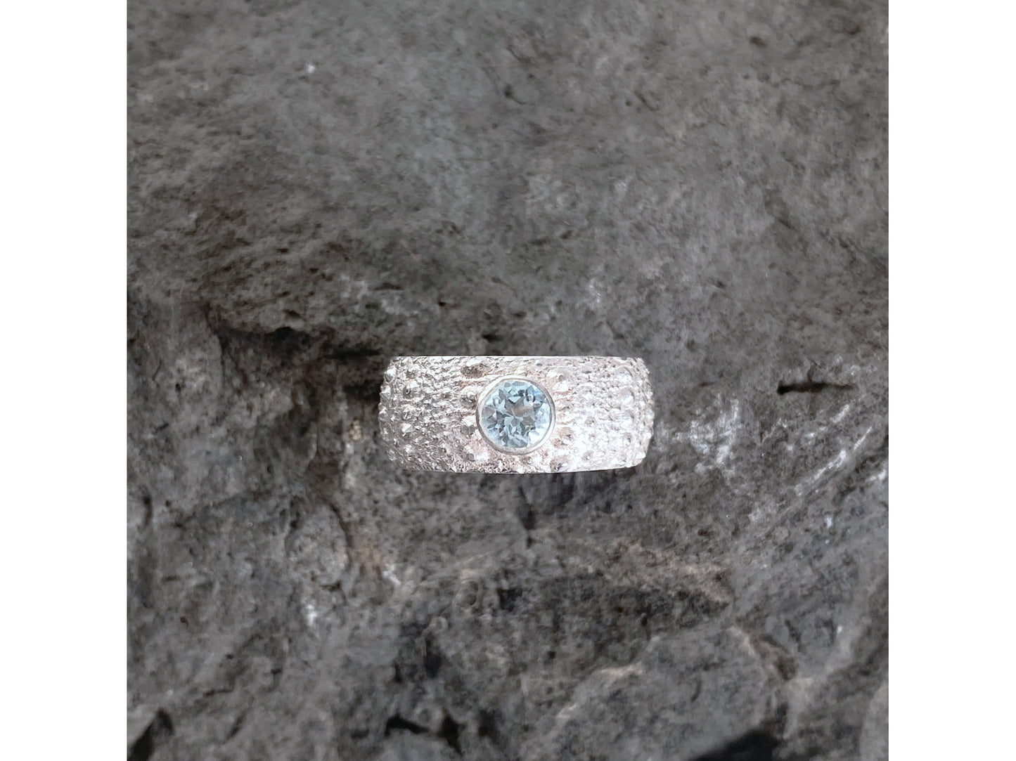 Kina Ring - round swiss topaz