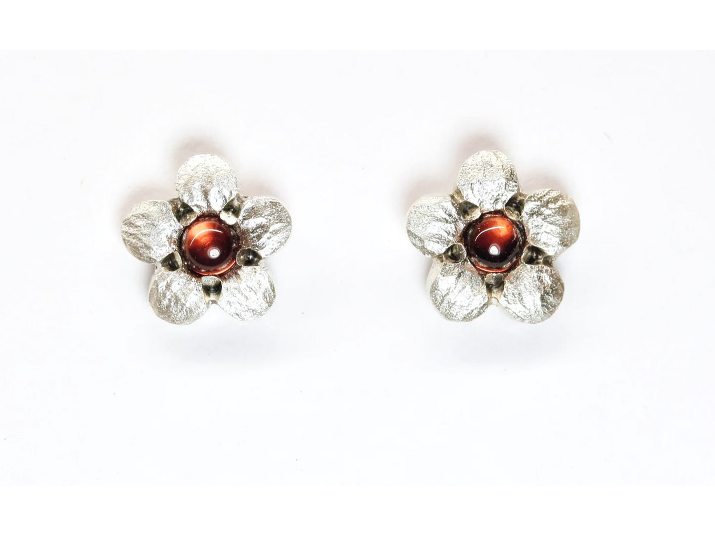 Manuka studs