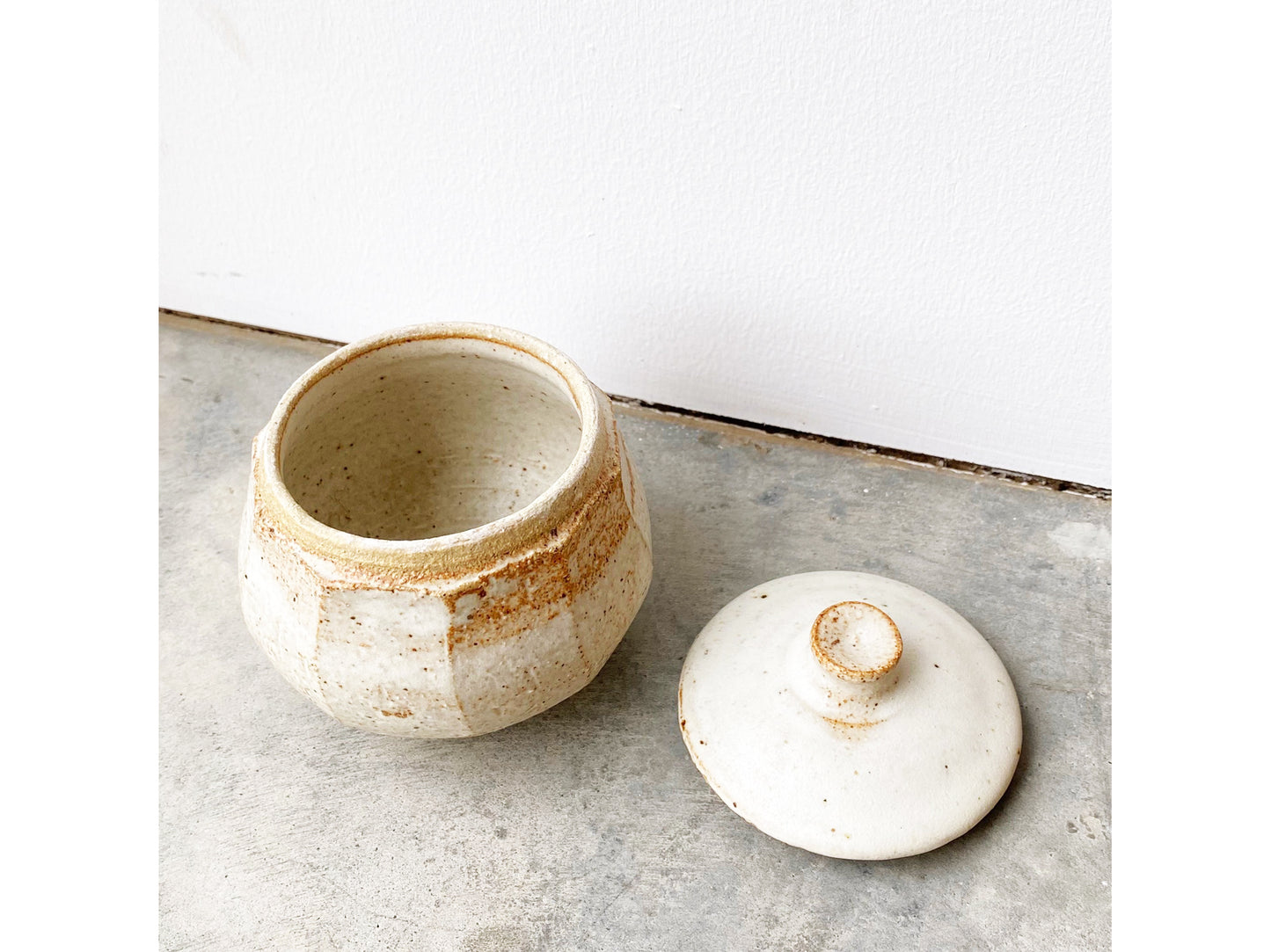 Small faceted jar, dolomite