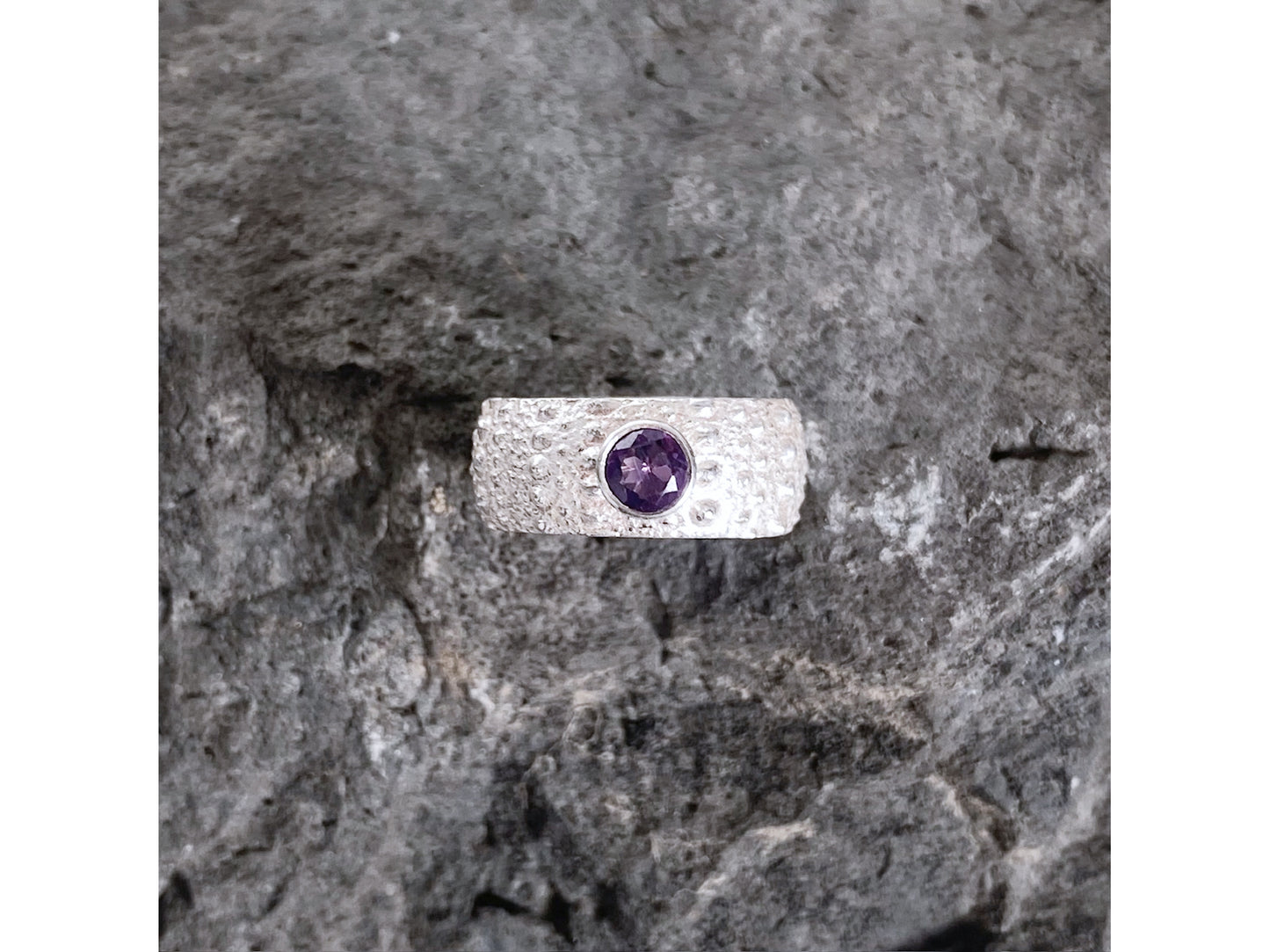 Kina Ring - Round Amethyst