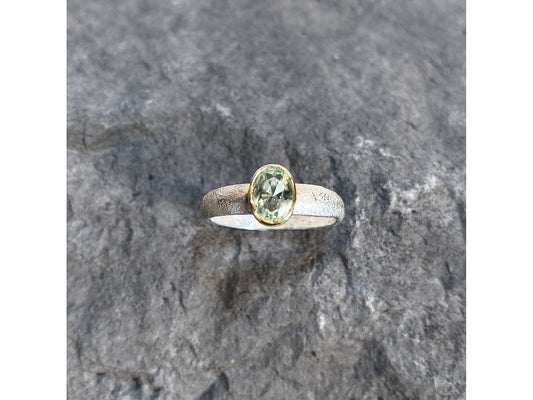 Reticulated silver band green amethyst ring