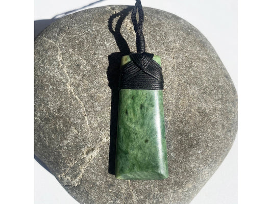 Hei Toki Kawakawa  Pounamu Pendant